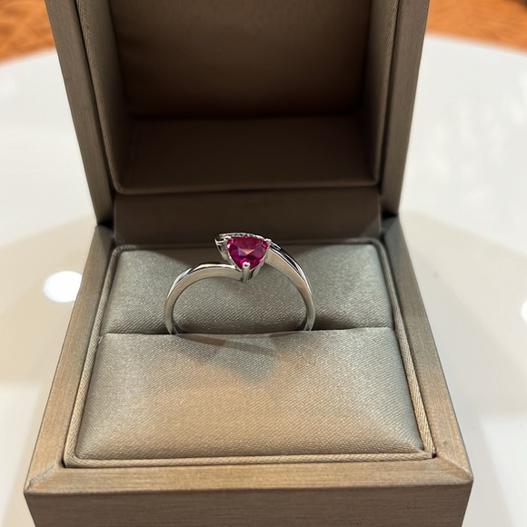 VIVID PINK STONE THREE PRONG SET WITH (6) CLEAR STONES BRAND NEW SIZE 12 - Picture 2 of 4